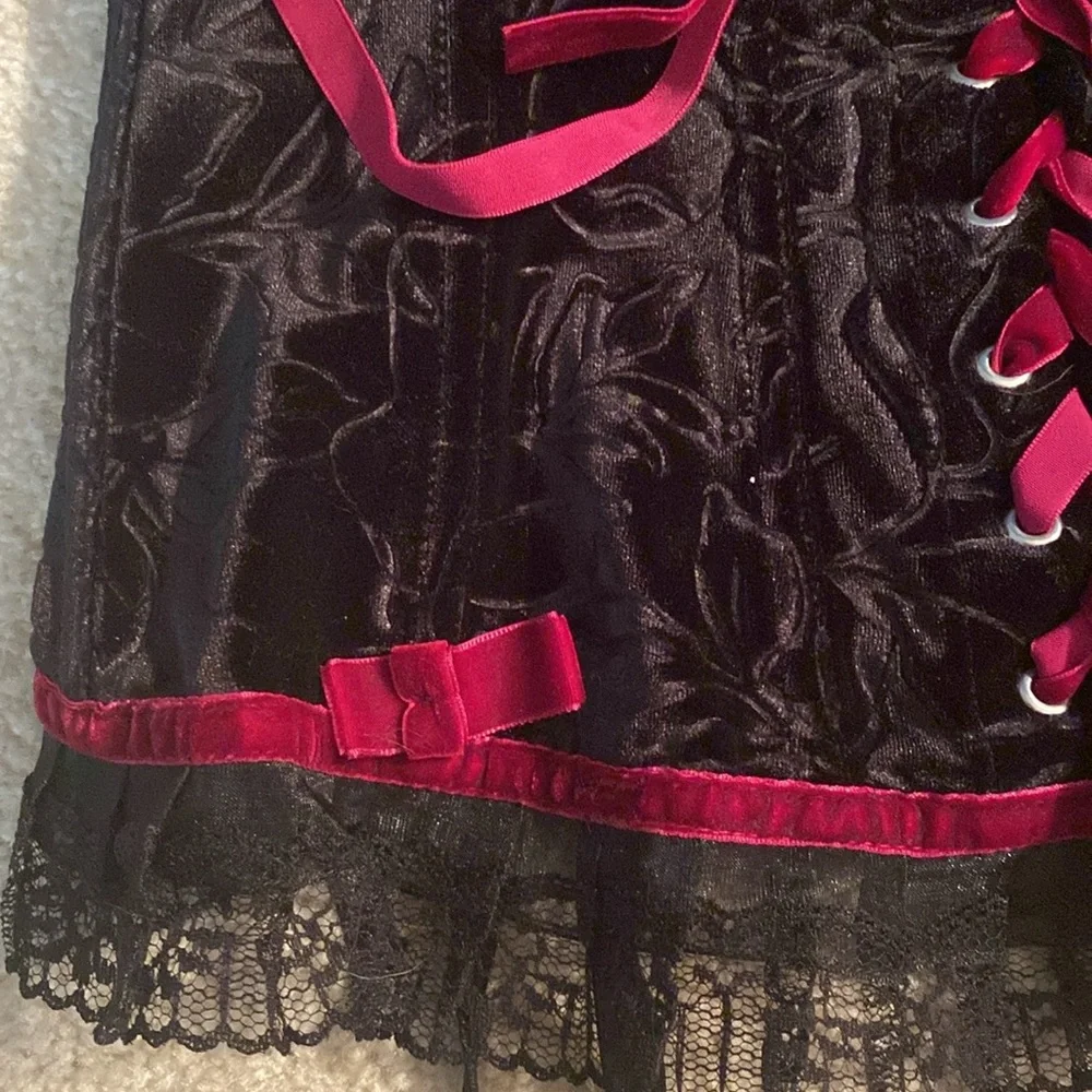 Lovers lane brand velvet corset. Back hooks and push up bra inside - Picture 3 of 15